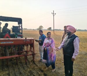 ਤਸਵੀਰ:- ਡਿਪਟੀ ਕਮਿਸ਼ਨਰ ਮਾਨਸਾ ਅਤੇ ਖੇਤੀਬਾੜੀ ਅਫਸਰ ਕਿਸਾਨਾਂ ਨਾਲ ਗੱਲਬਾਤ ਕਰਦੇ ਹੋਏ